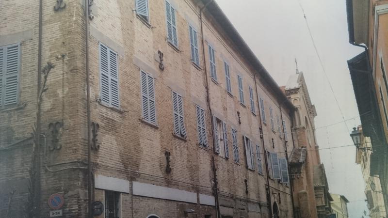 affitta intero stabile nel centro storico di senigallia di 1000 mq suddivisi tra il 1° e 2° piano in