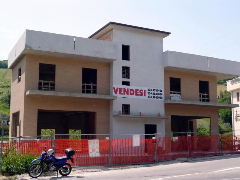 porto san giorgio. vendesi intero fabbricato commerciale
