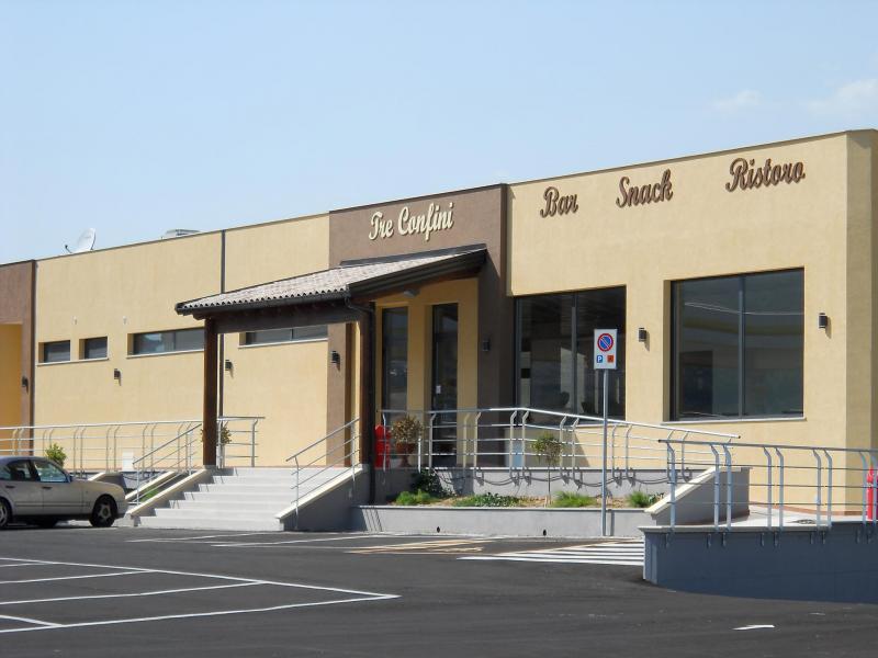 vendesi attività commerciale in zona "treconfini"