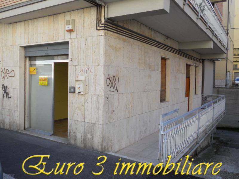 Vendesi Locale Commerciale a Ascoli Piceno porta maggiore