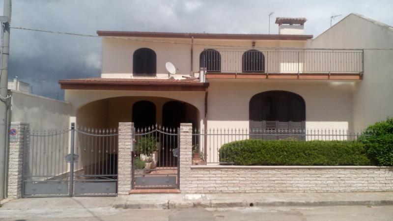 vendo villetta a schiera, su tre livelli di complessivi 400 mq, in corigliano d otranto le