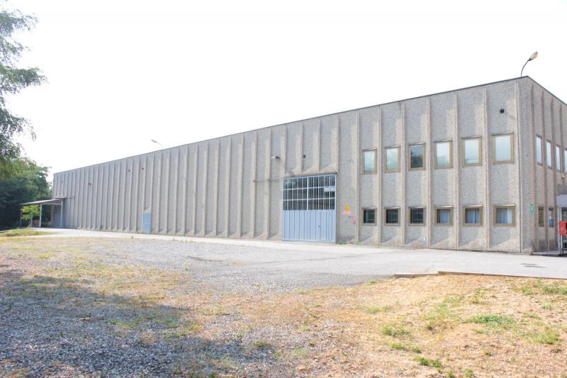 affitto capannone 3000mq con ribalta e uffici 2 km casello capriate