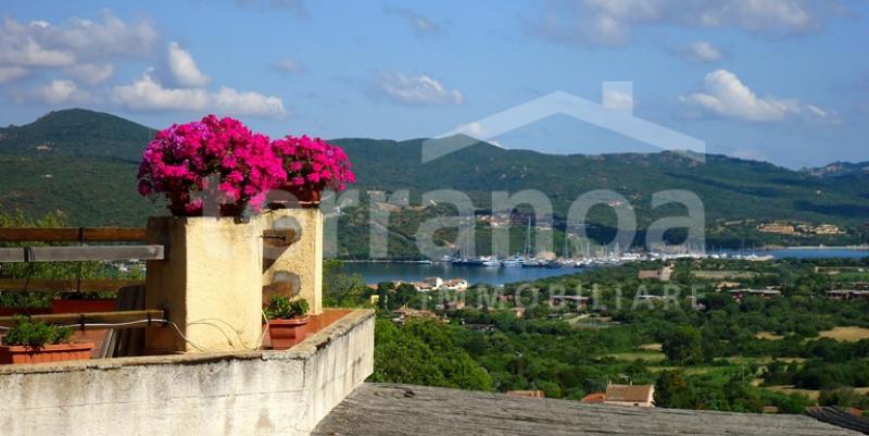 porto rotondo trilocale con vista mare in vendita
