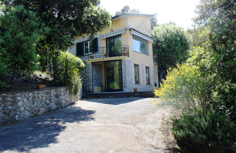 perugia. villa unifamiliare con bosco privato