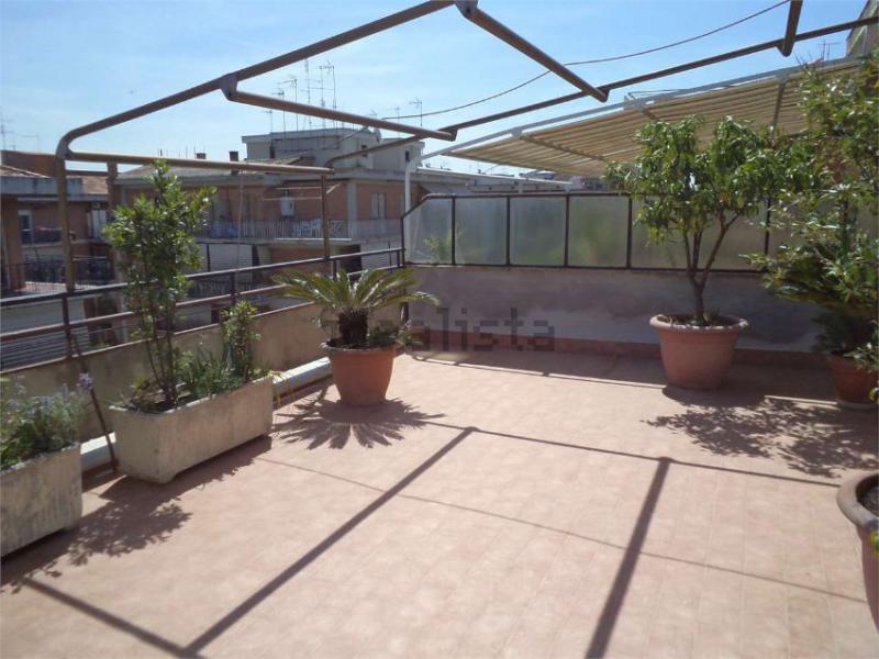 torvaianica via la spezia appartamento attico con terrazzo 100 mq.