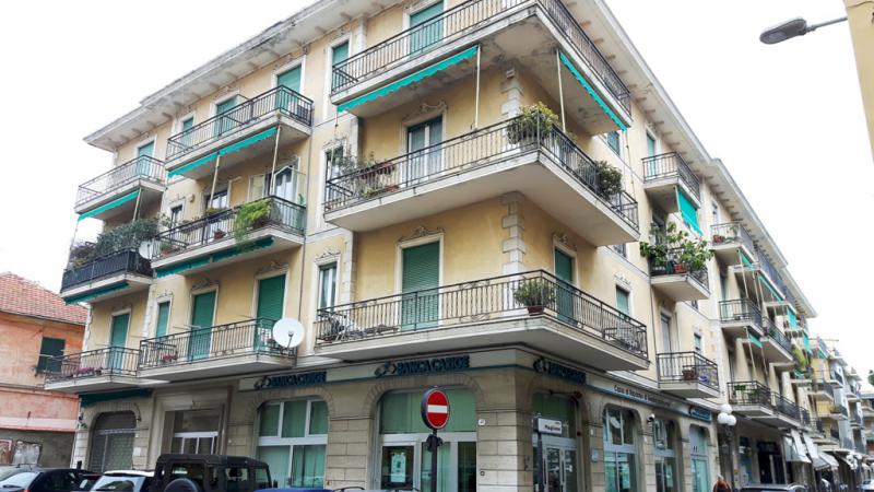 diano marina, trilocale ultimo piano in stabile di pregio
