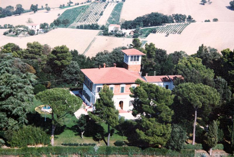 villa liberty immersa in un bosco a 30 minuti dalla riviera del conero