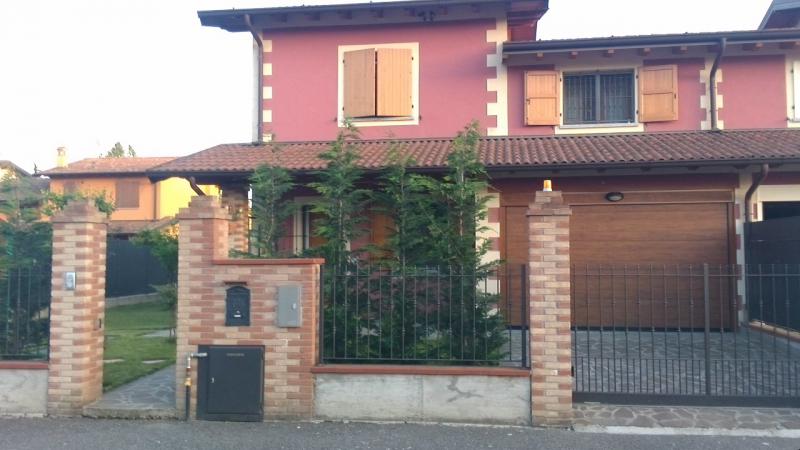 posizionata in zona veramente tranquilla servita da mezzo publico per crema e milano