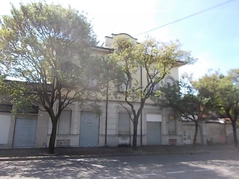 casa plurifamiliare con unità commerciale a busto arsizio