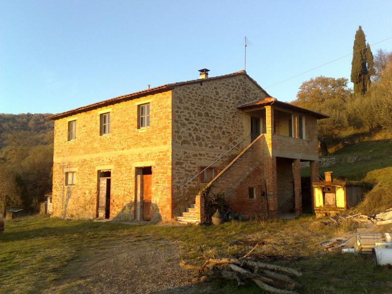 p6184 - casale parzialmente ristrutturato con terreno