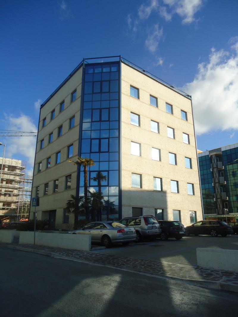 affittasi locali uso ufficio in via sandro totti, zona baraccola, ancona. disponibili varie metrature