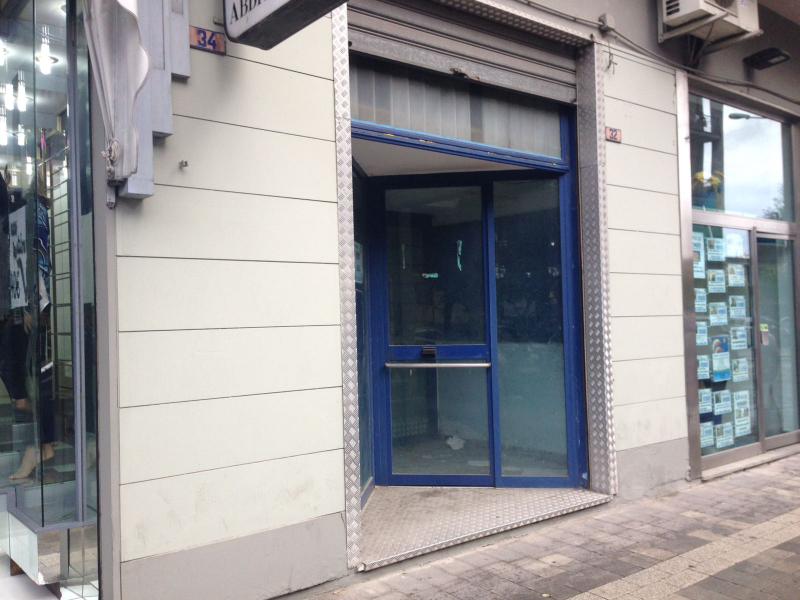 locale commerciale con vetrina fronte strada