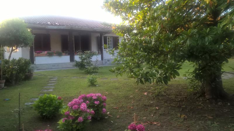 400 metri dal centro 700 dal mare villa con grande giardino. possibile la costruzione della piscina.