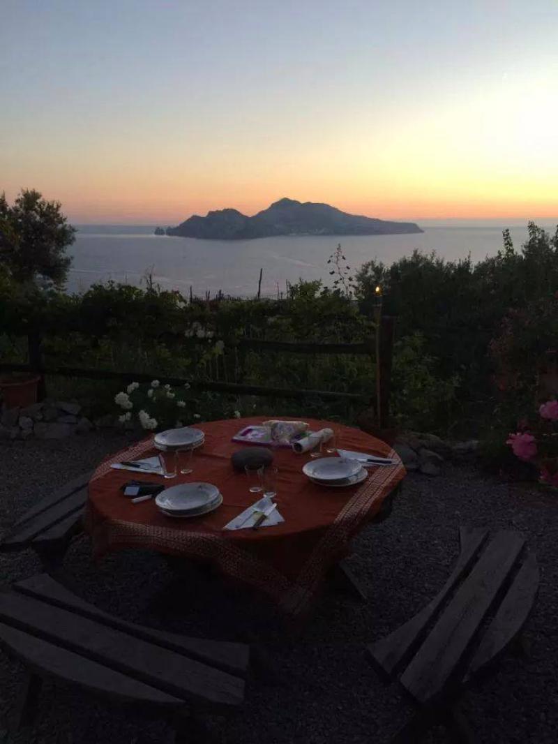 vendesi casa vacanze con giardino vista capri