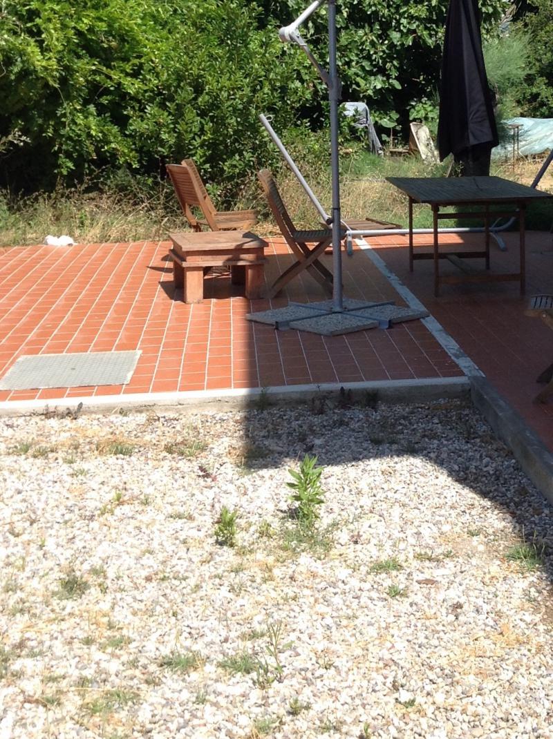 la rosa in palazzina con giardinetto e posto auto 