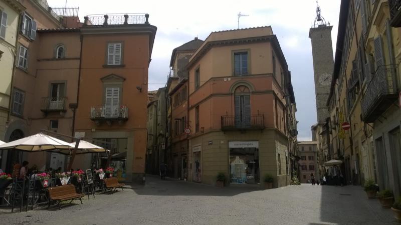 centro locale con 3 canne fumarie