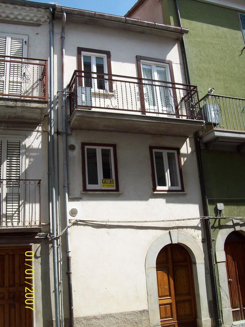 vendesi palazzina indipendente tra le colline del moilise, tranquillità e aria pulita. 