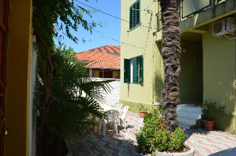 affittasi villa 3 piani con giardino a Shkoder 800 €mese