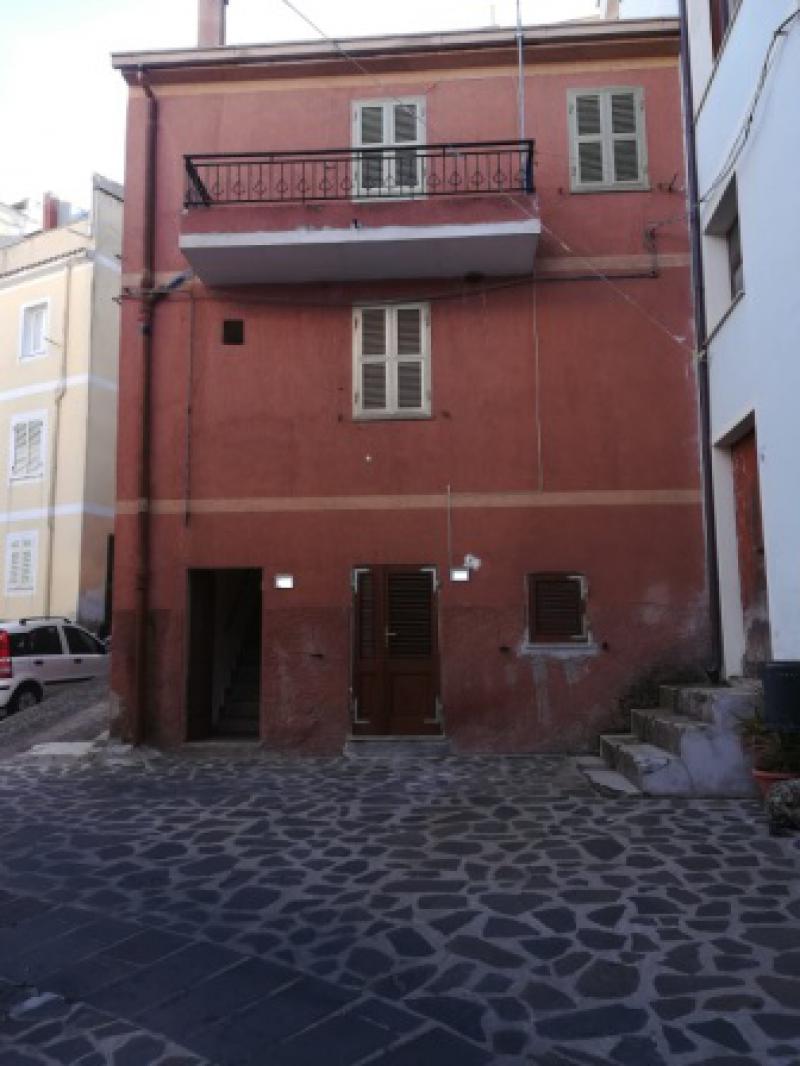 Vendesi Casa Indipendente a Villanova Monteleone centro storico
