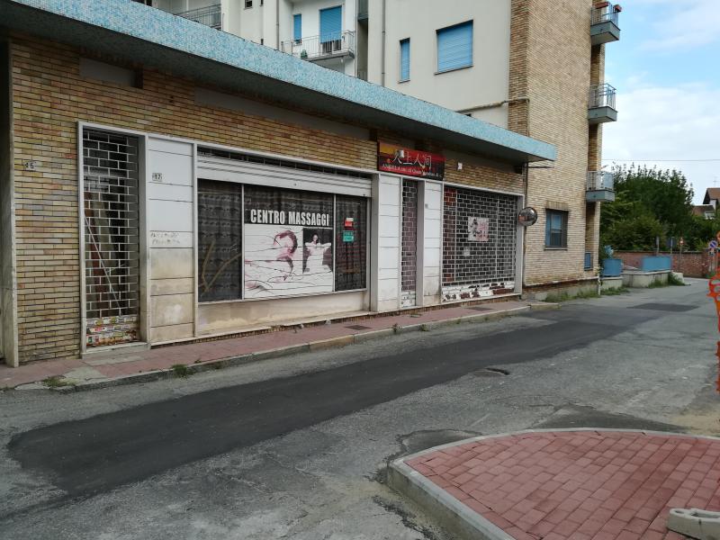 Vendesi Locale Commerciale a Ciri via remmert 17 19