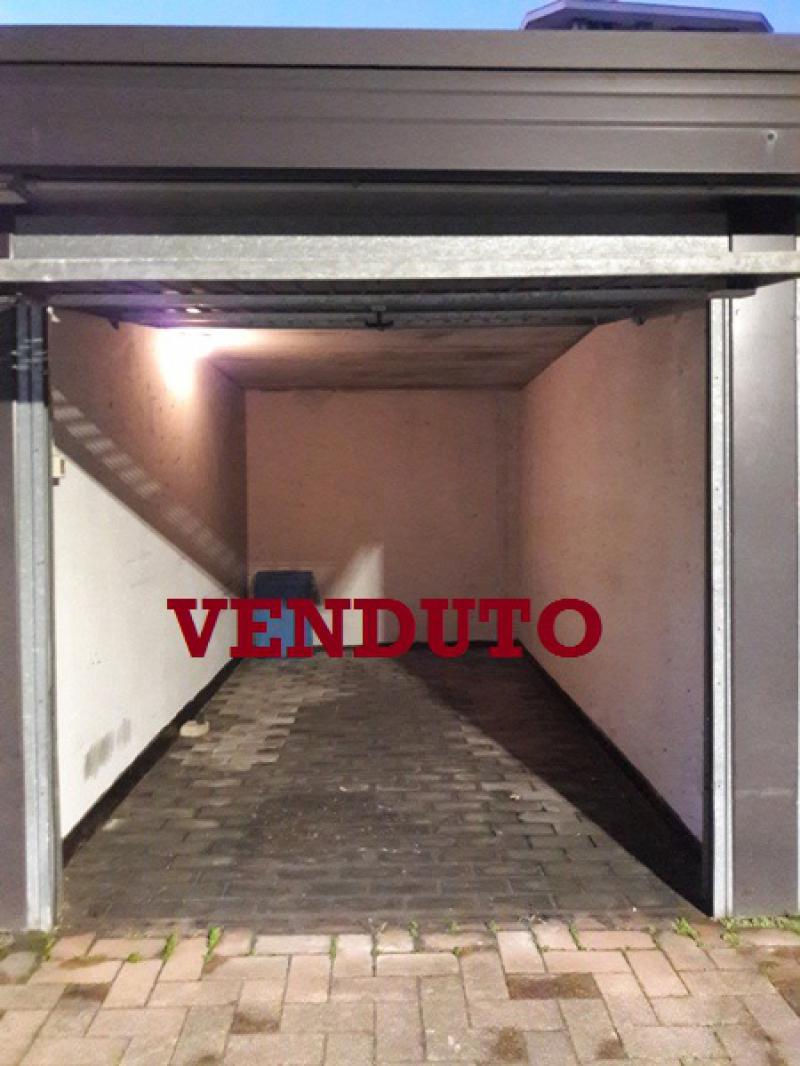 Vendesi Garage Box Posto Auto a Milano via franco faccio 20/1