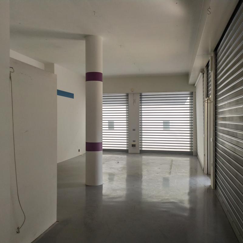 negozio d  angolo con ampia vetrina