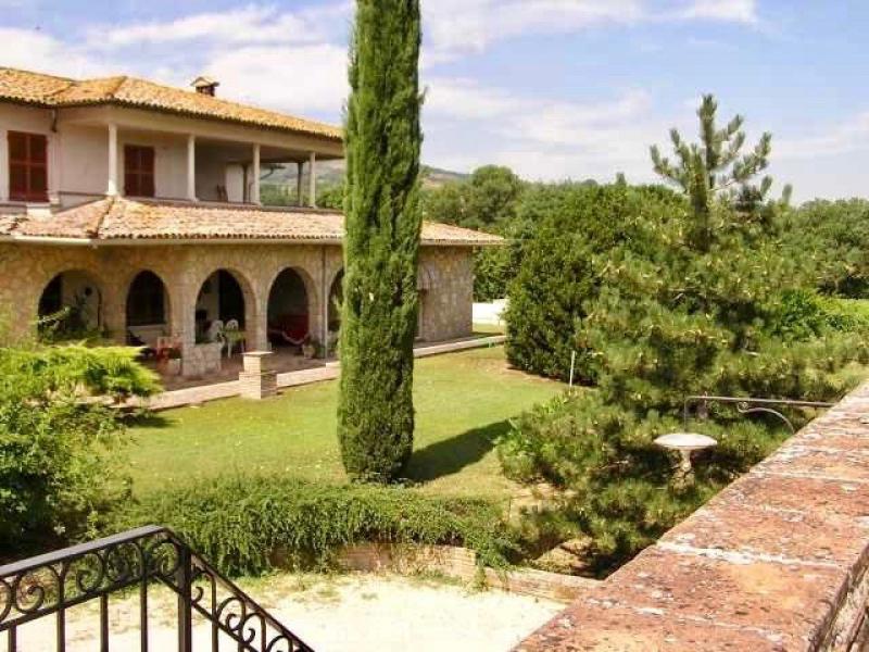 tenuta con piscina e vigneto