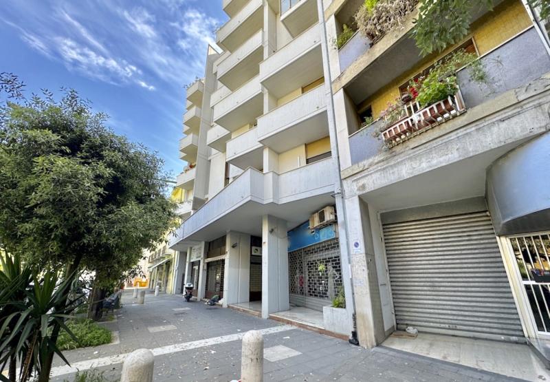 - in un signorile condominio adiacenze ospedale fatebenefratelli, proponiamo comoda e versatile superficie da ristrutturare ideale per destinazione r