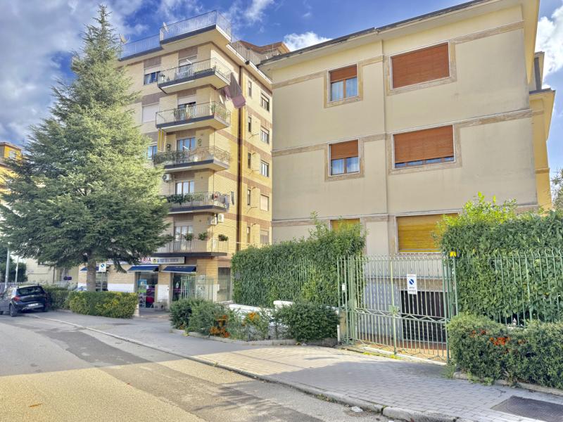  – affittiamo - tra la chiesa dei cappuccini e lo store ovs, in posizione tranquilla ma ad un passo da tutti i servizi della zona mellusi, proponiamo 